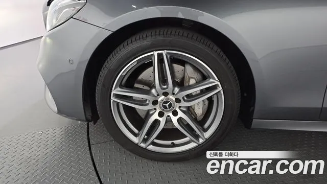 Mercedes-Benz E-Class 2017 thumb 3