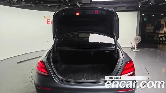 Mercedes-Benz E-Class 2017 thumb 10