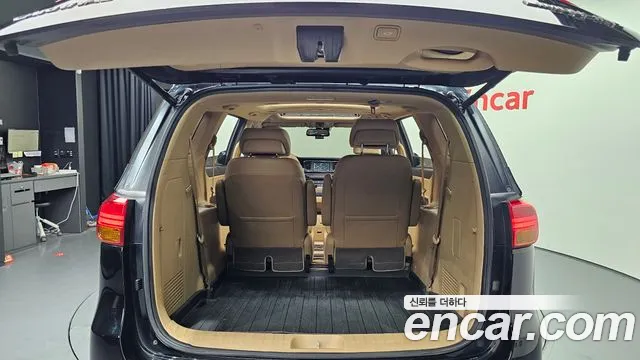 Kia Carnival 2017 thumb 2