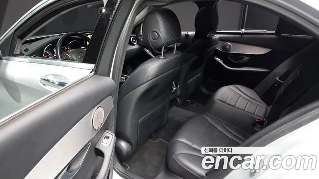 Mercedes-Benz C-Class 2018 thumb 11