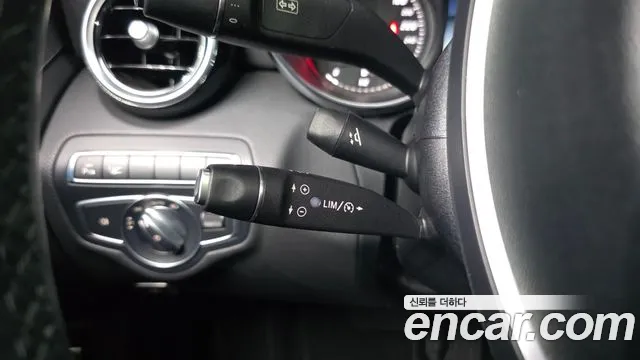 Mercedes-Benz C-Class 2018 thumb 7