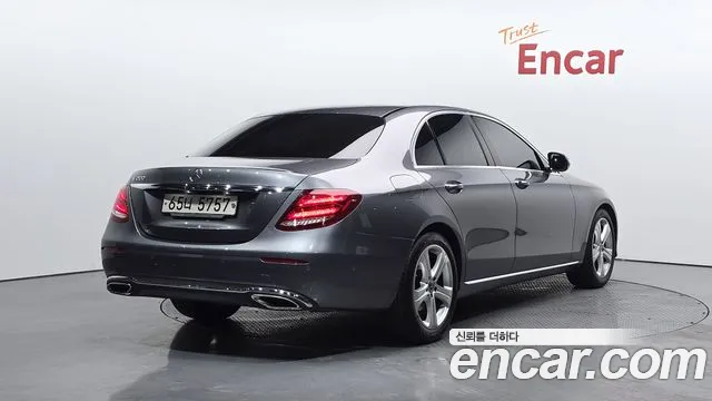 Mercedes-Benz E-Class 2018 thumb 12