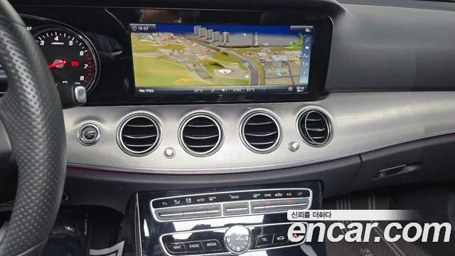 Mercedes-Benz E-Class 2018 thumb 9