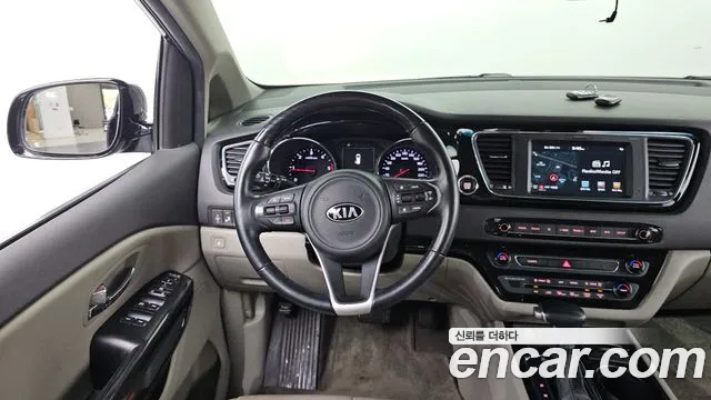 Kia Carnival 2017 thumb 2