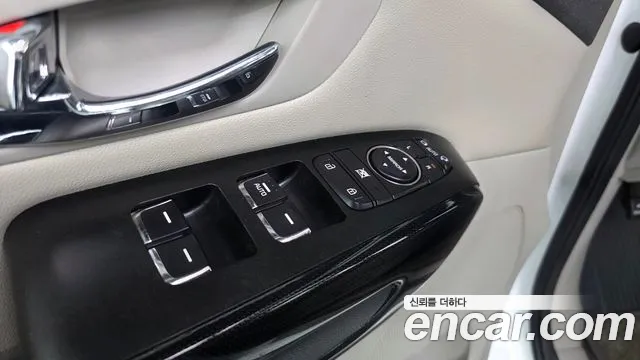 Kia Carnival 2017 thumb 10