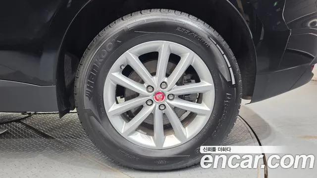 Jaguar F-Pace 2018 thumb 11