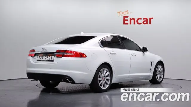 Jaguar XF 2015 thumb 9