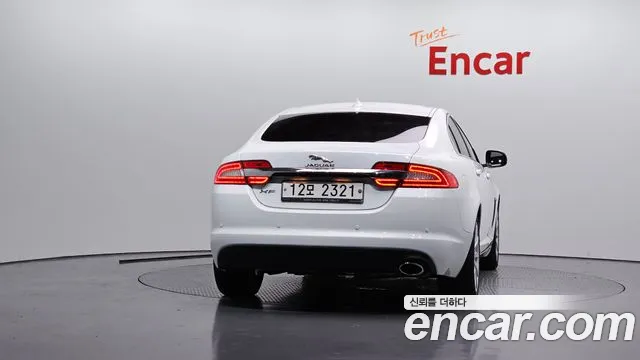Jaguar XF 2015 thumb 10