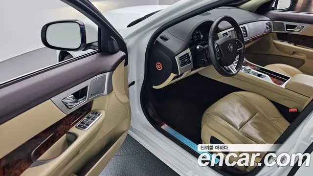 Jaguar XF 2015 thumb 4