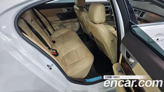 Jaguar XF 2015 thumb 2
