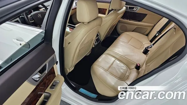 Jaguar XF 2015 thumb 11