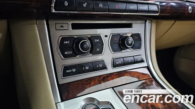 Jaguar XF 2015 thumb 8
