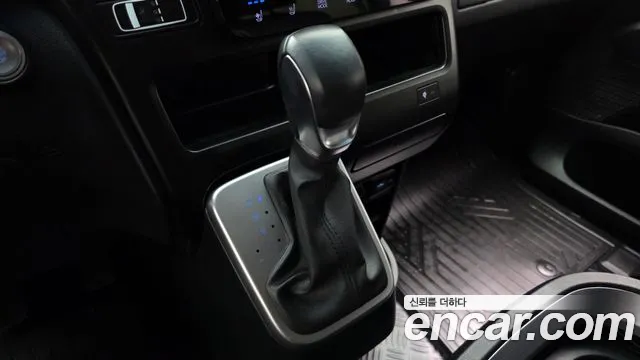 Hyundai Staria 2023 thumb 6