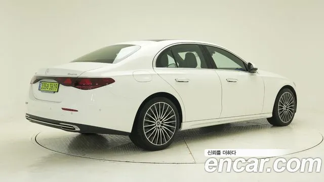 Mercedes-Benz E-Class 2025 thumb 4