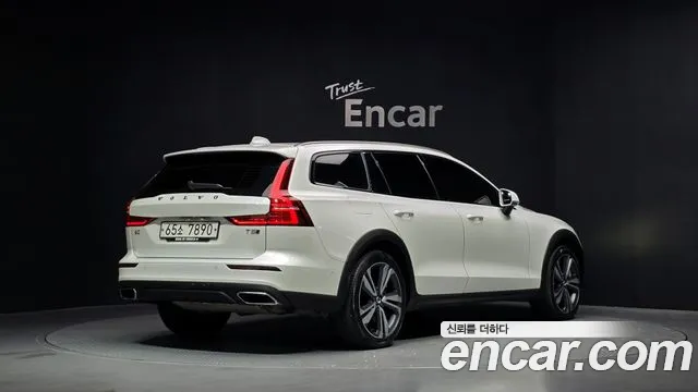Volvo V60 Cross Country 2019 thumb 12