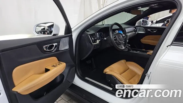 Volvo V60 Cross Country 2019 thumb 11