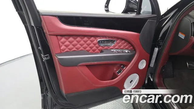 Bentley Bentayga 2023 thumb 2