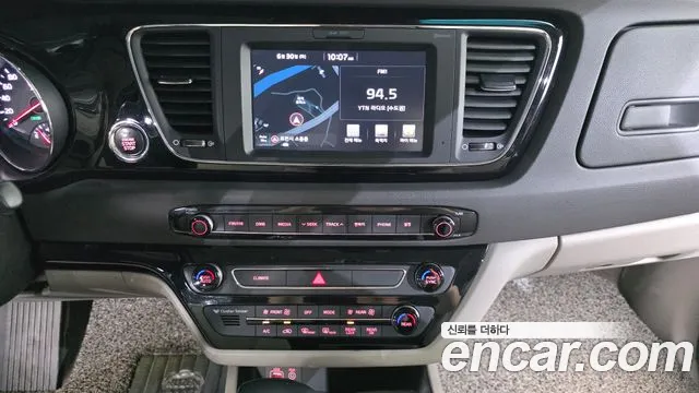 Kia Carnival 2017 thumb 2