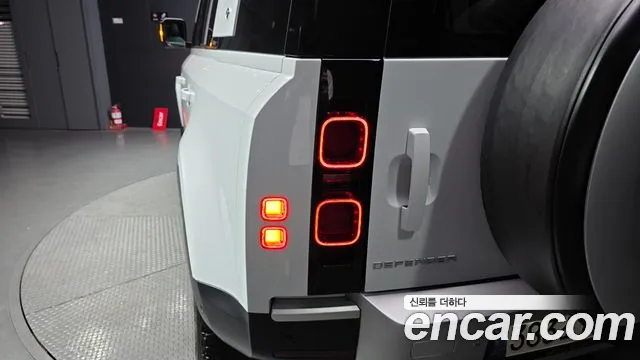 Land Rover Defender 2021 thumb 5