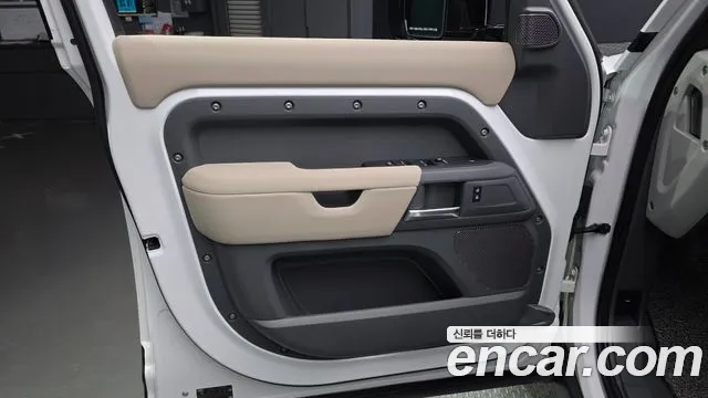 Land Rover Defender 2021 thumb 10