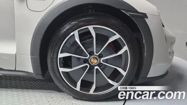 Porsche Taycan 2022 thumb 6
