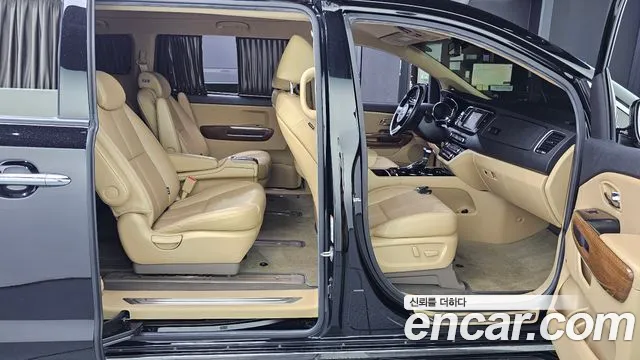 Kia Carnival 2017 thumb 2