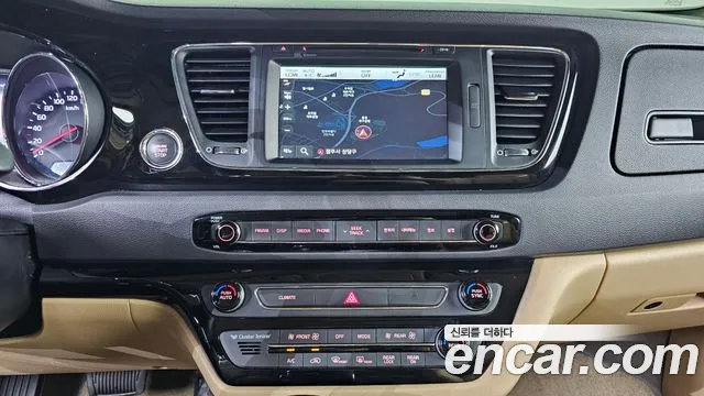 Kia Carnival 2017 thumb 11
