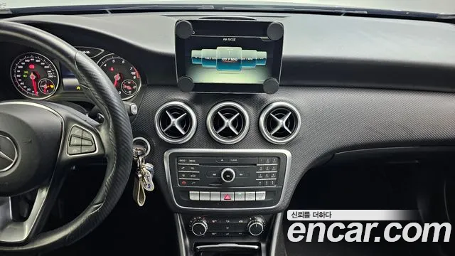 Mercedes-Benz A-Class 2017 thumb 3