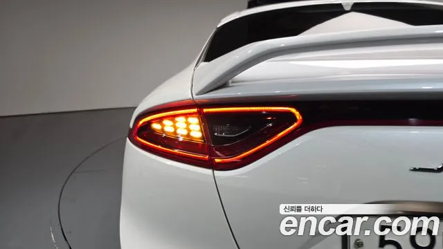 Kia Stinger 2017 thumb 4