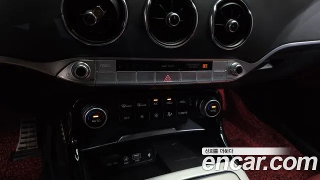 Kia Stinger 2017 thumb 12