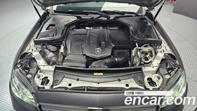Mercedes-Benz E-Class 2017 thumb 10