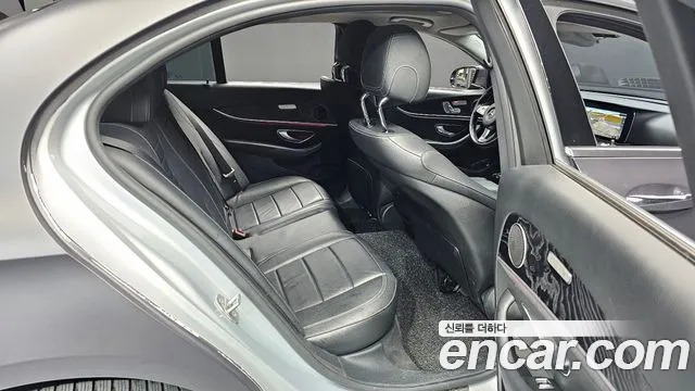 Mercedes-Benz E-Class 2017 thumb 11