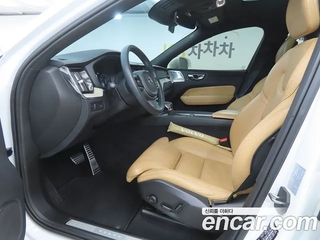 Volvo XC60 2018 thumb 11