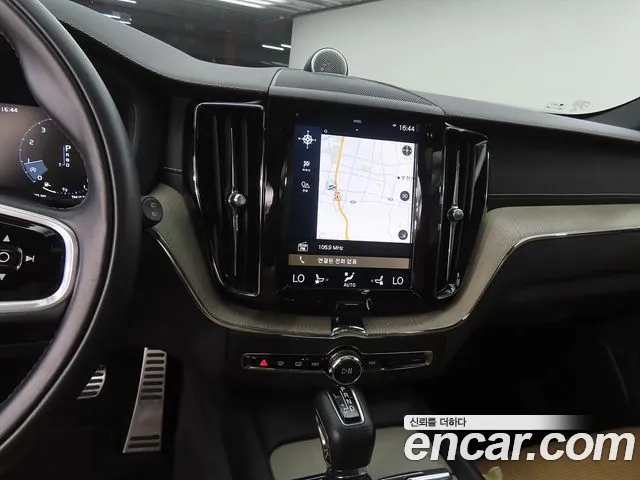 Volvo XC60 2018 thumb 10