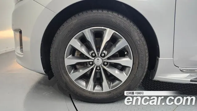 Kia Carnival 2017 thumb 10