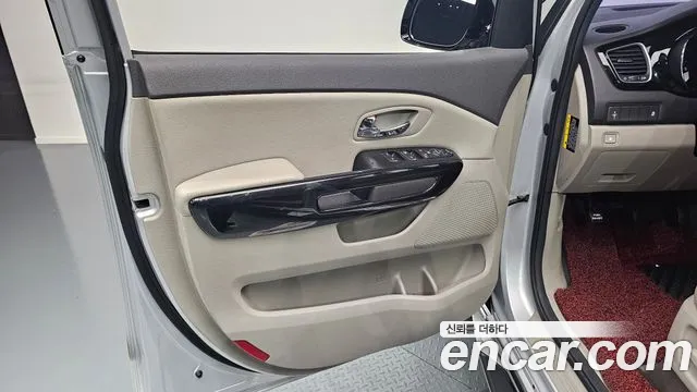 Kia Carnival 2017 thumb 11