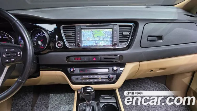 Kia Carnival 2016 thumb 10