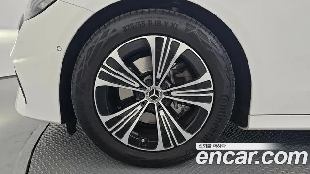 Mercedes-Benz E-Class 2025 thumb 11