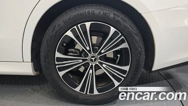 Mercedes-Benz E-Class 2025 thumb 3