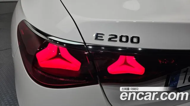 Mercedes-Benz E-Class 2025 thumb 4