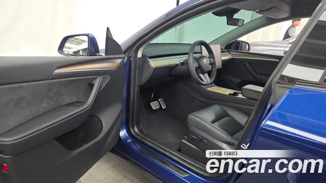 Tesla Model Y 2025 thumb 6