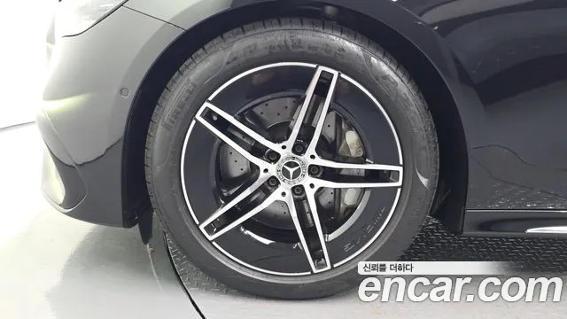 Mercedes-Benz E-Class 2025 thumb 12