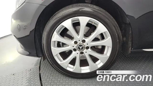 Mercedes-Benz E-Class 2019 thumb 10