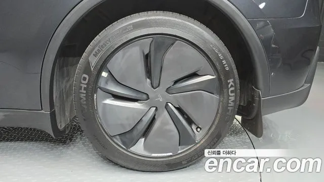 Tesla Model Y 2025 thumb 2