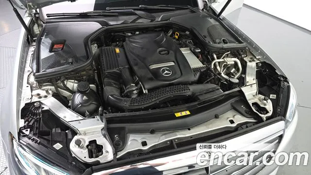 Mercedes-Benz E-Class 2017 thumb 12