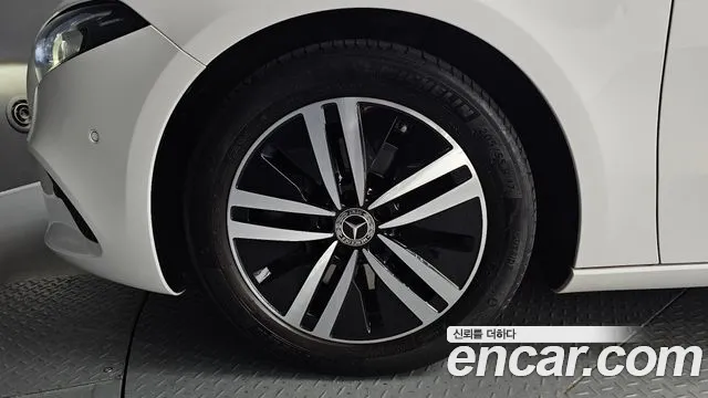 Mercedes-Benz A-Class 2023 thumb 2