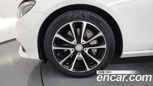 Mercedes-Benz E-Class 2016 thumb 12