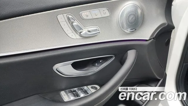 Mercedes-Benz E-Class 2016 thumb 10