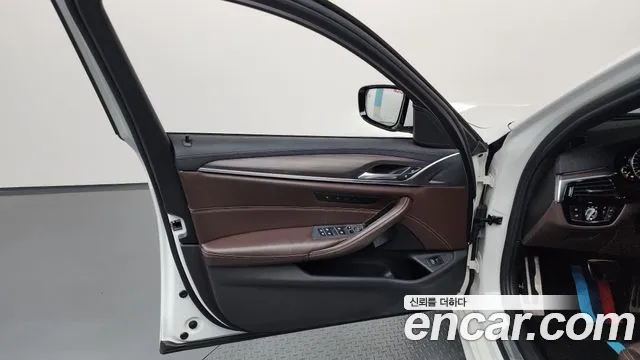 BMW 5 серии 2018 thumb 12