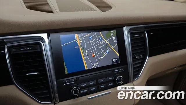 Porsche Macan 2016 thumb 10